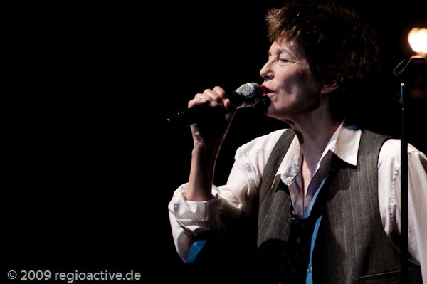 ein ganz besonderer liederabend - Konzertbericht: Jane Birkin bei Enjoy Jazz in der Heidelberger Stadthalle 