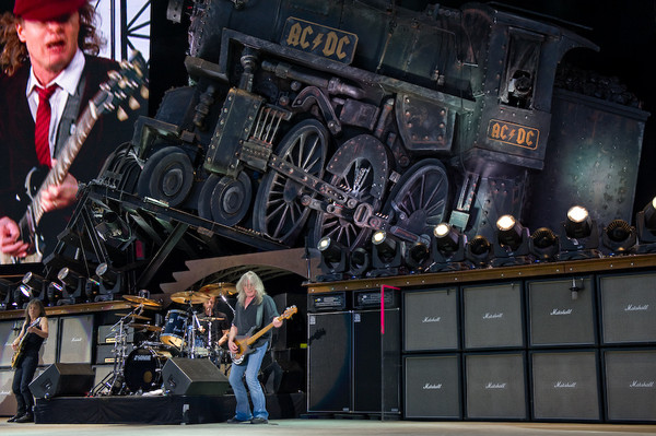Auf der Bühne stets im Hintergrund: Malcolm Young (hinten links) bei einem AC/DC-Konzert auf dem Hockenheimring im Jahr 2009.